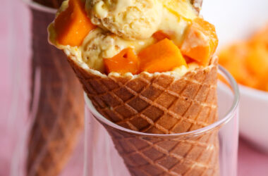 Easy, delicious, mango icecream with cream cheese and biscuit pieces!